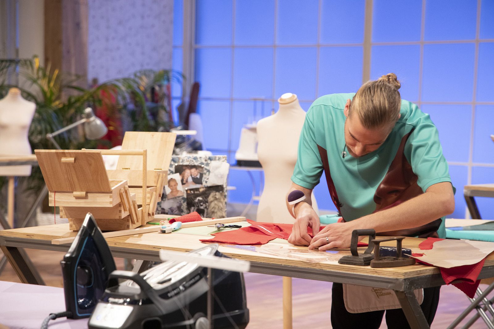 Los aprendices reproducirán, en parejas y por relevos, cuatro looks de la película 'Mujeres al borde de un ataque de nervios'