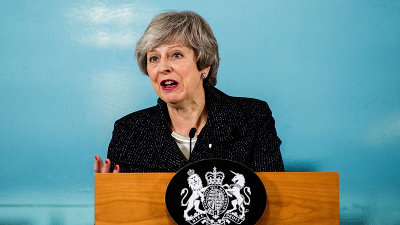 May promete en Belfast evitar una frontera dura con Irlanda aunque renegocie la salvaguarda del 'Brexit'