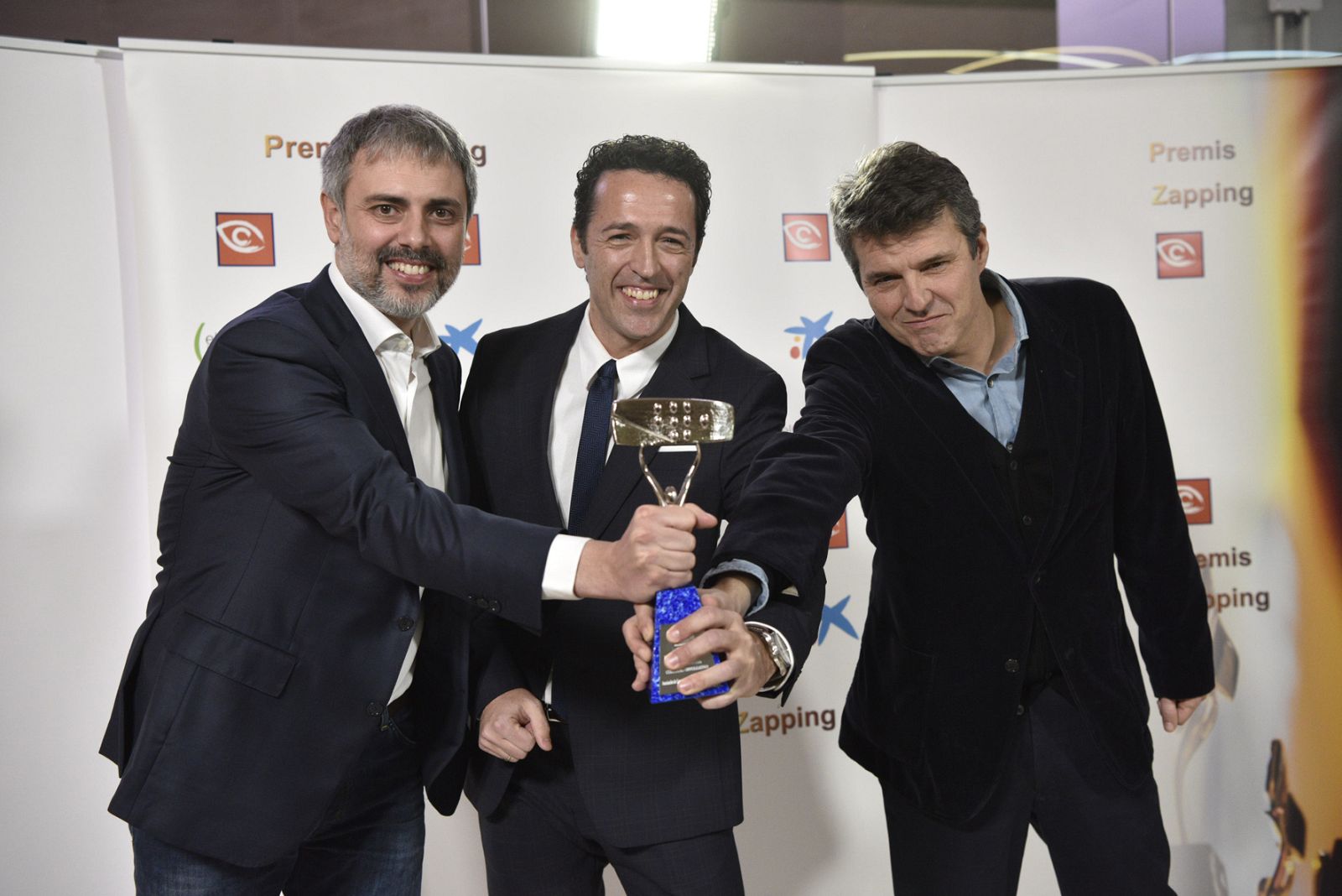 Nico García, Jacob Pertrus y José Manuel Pinillo recogen el premio de 'Aquí la tierra'