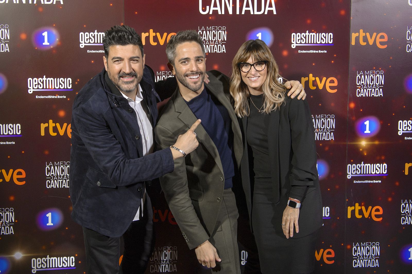 Roberto Leal, presentador de 'La mejor canción jamás cantada', junto a Tony Aguilar y Noemí Galera, jurados del programa