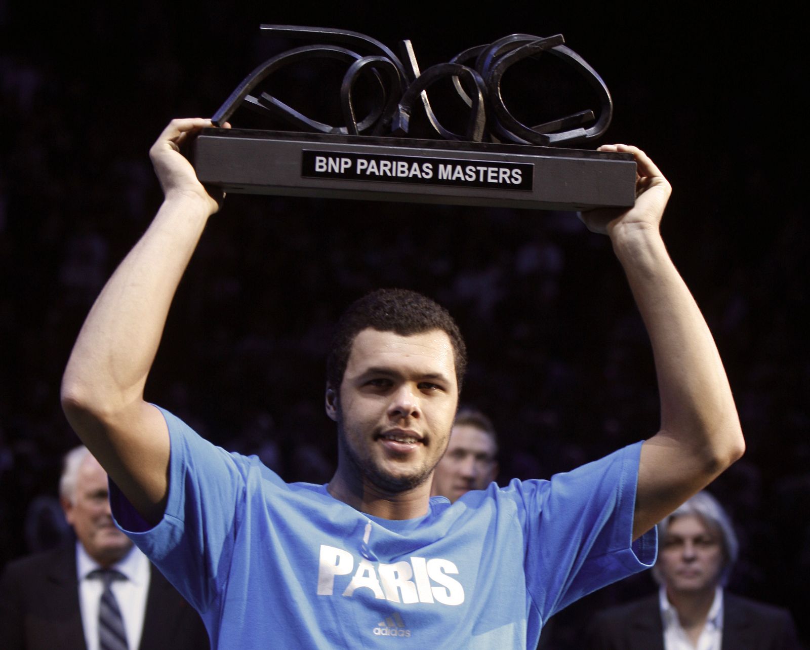 Tsonga levantando el trofeo del Masters Series de Paris