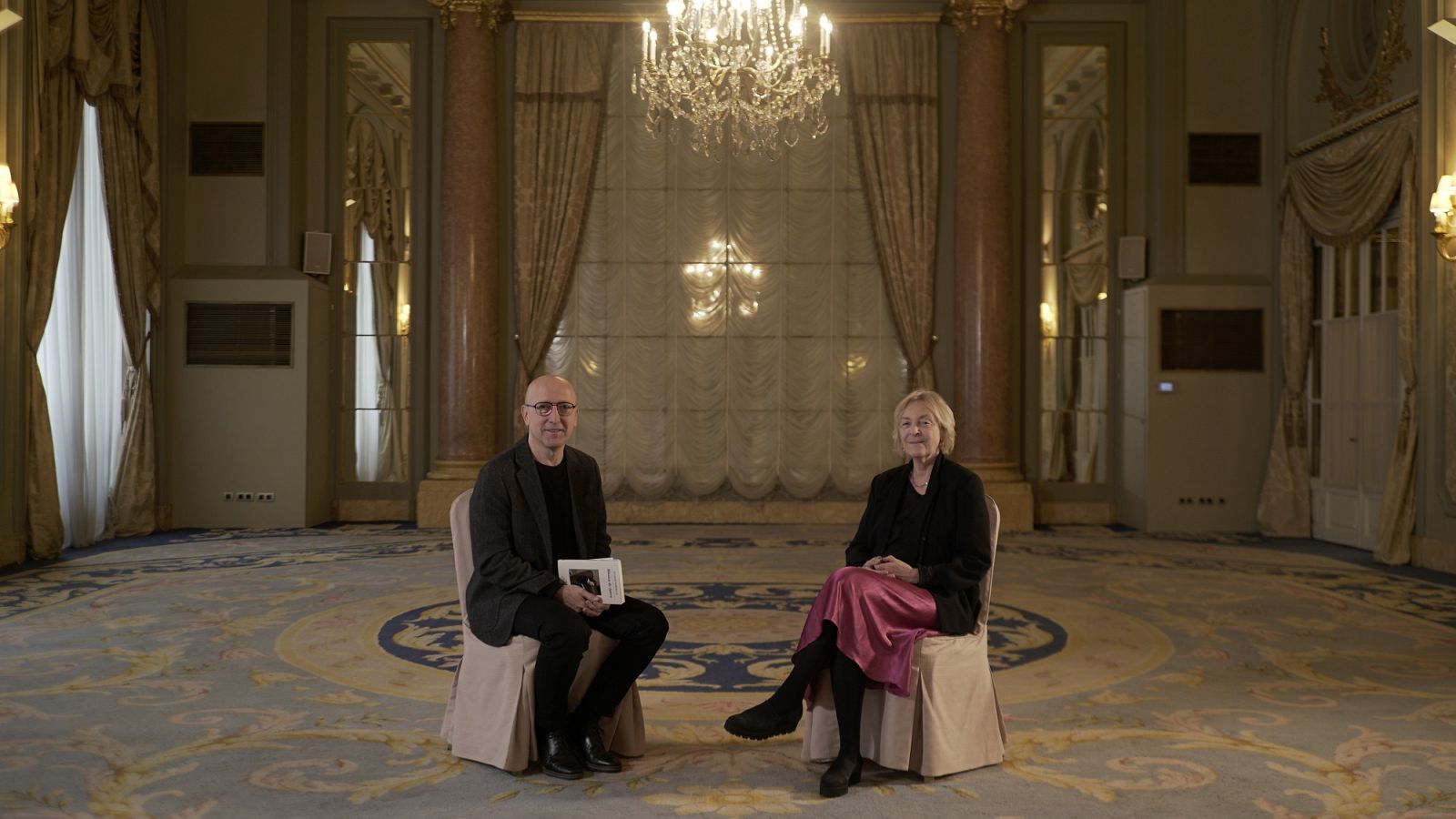 La escritora Soledad Puértolas visita 'Página Dos'