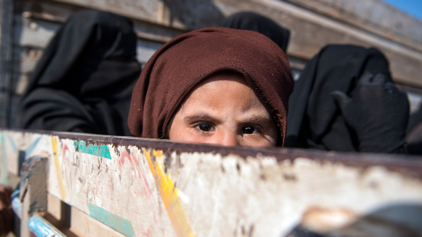 Un grupo de mujeres y niños huyen de Deir al Zur