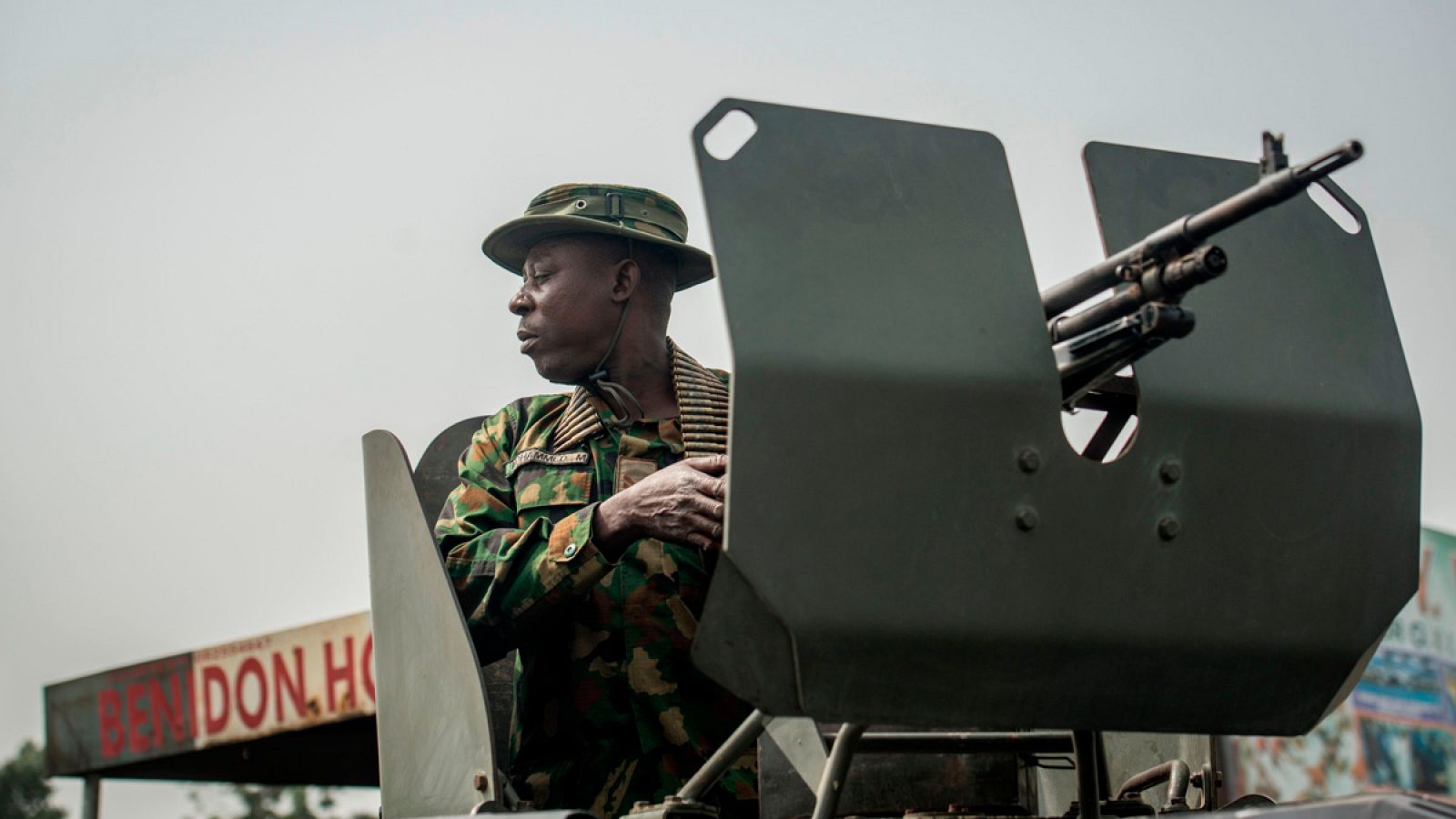 Un soldado en un control militar en la ciudad de Aba