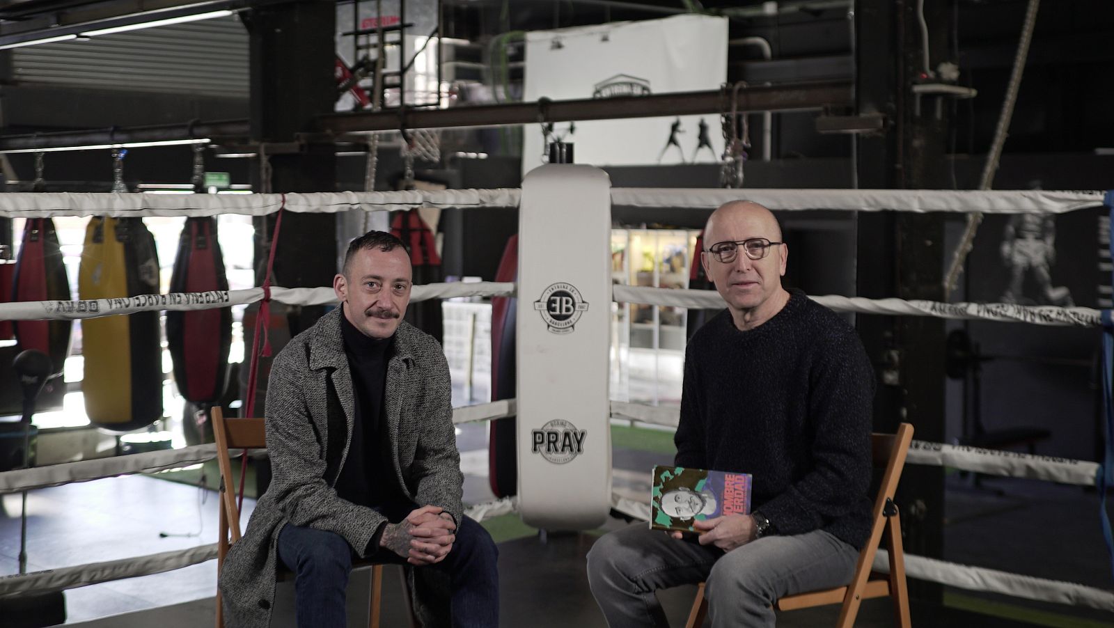 Thomas Page McBee  con Òscar López