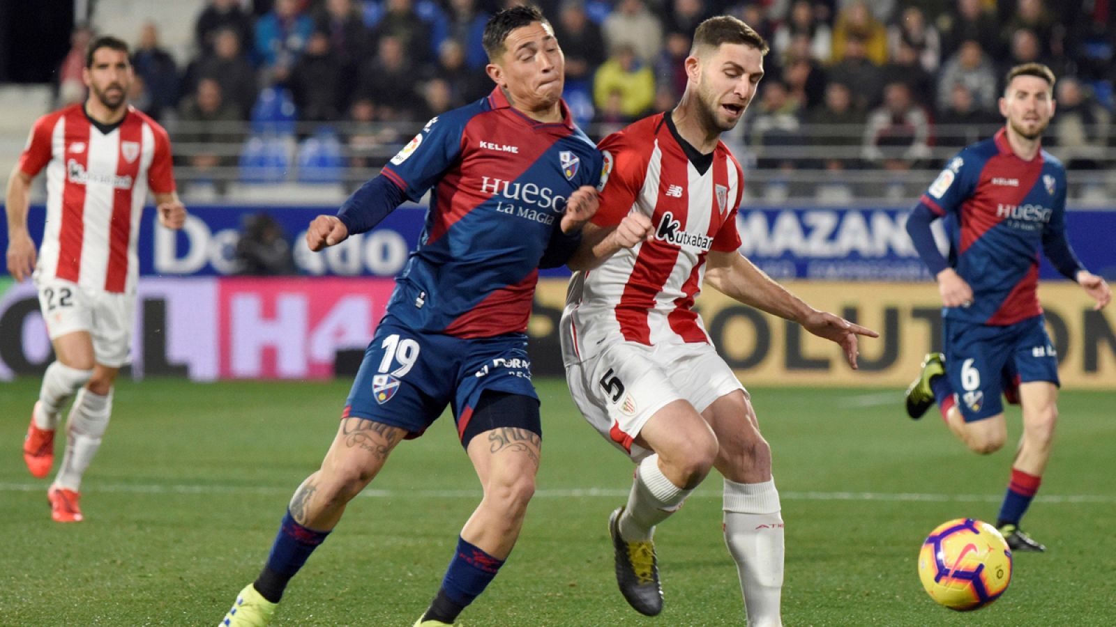 Raúl García (i) contempla una disputa entre Ávila y Yeray