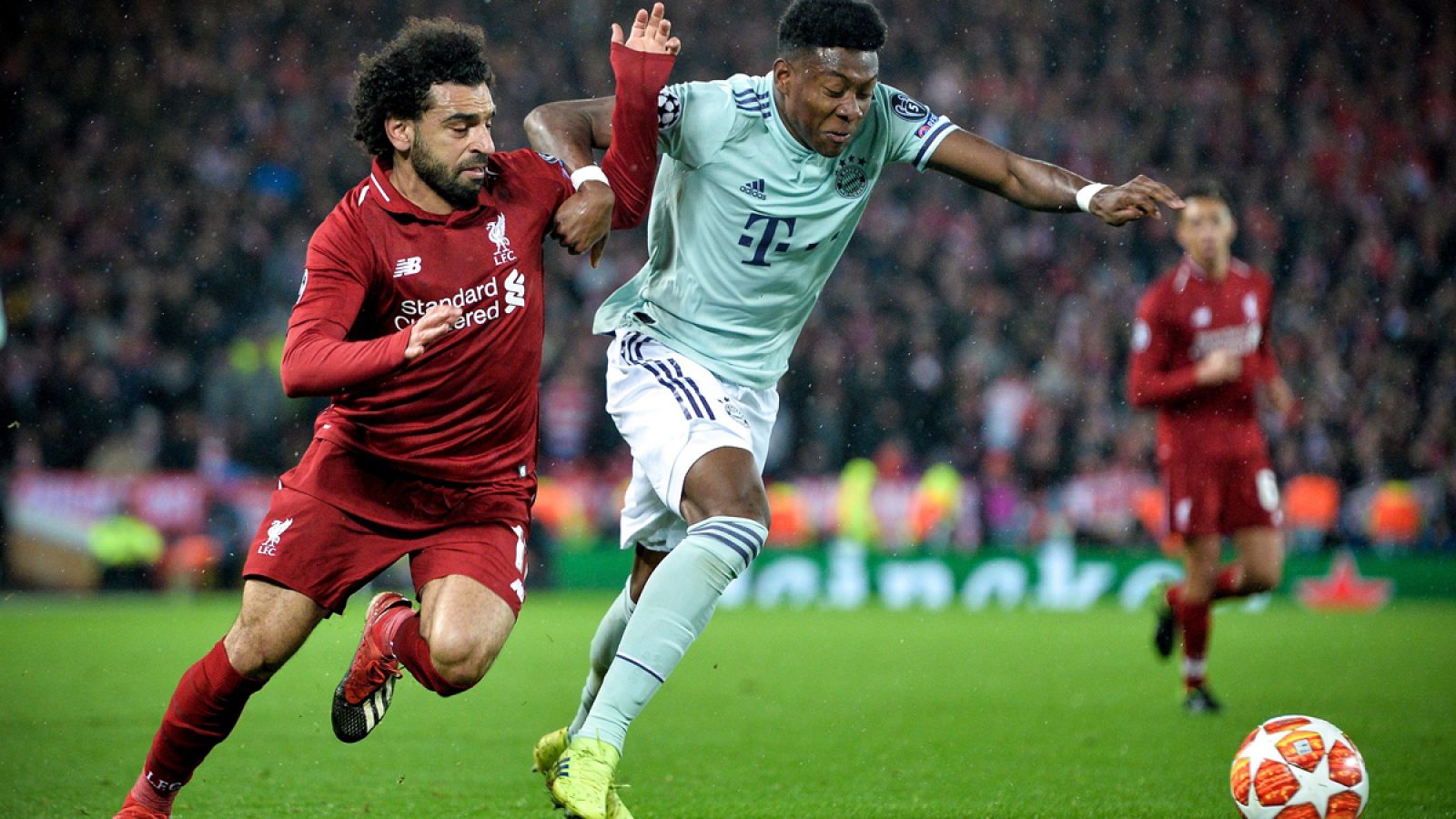 Salah intenta avanzar con el balón ante Alaba