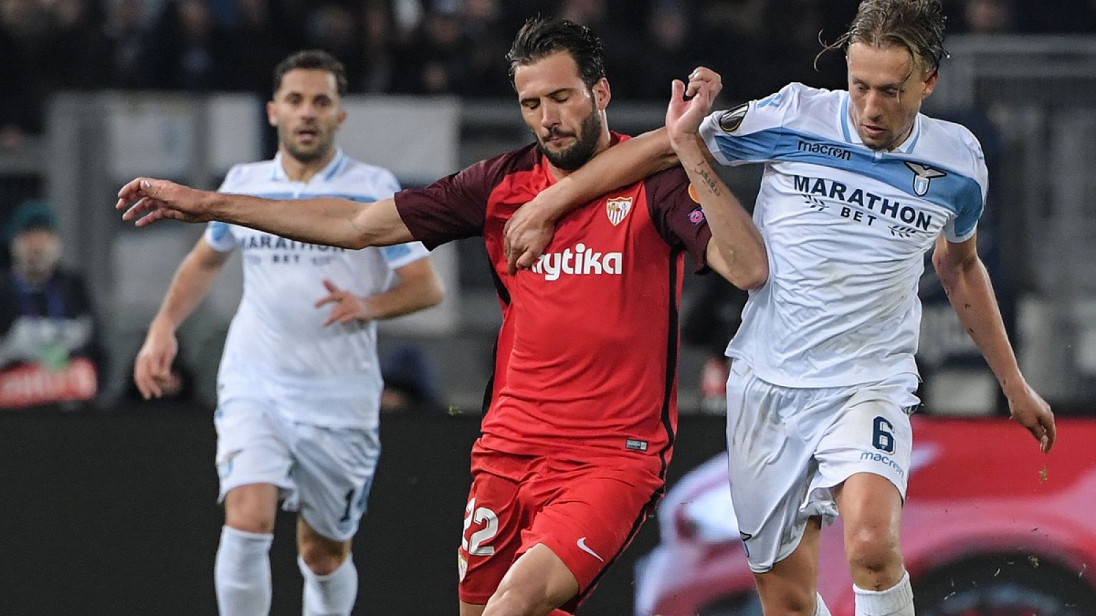 Franco Vázquez y Lucas Leiva pugnan por un balón