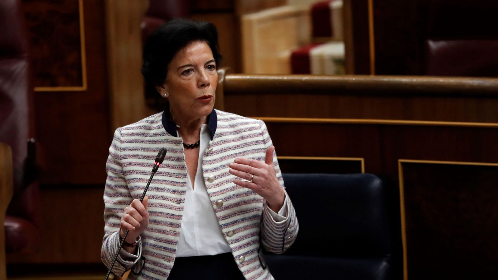 La ministra de Educación, Isabel Celaá, interviene en la penúltima sesión de control al Gobierno de la legislatura
