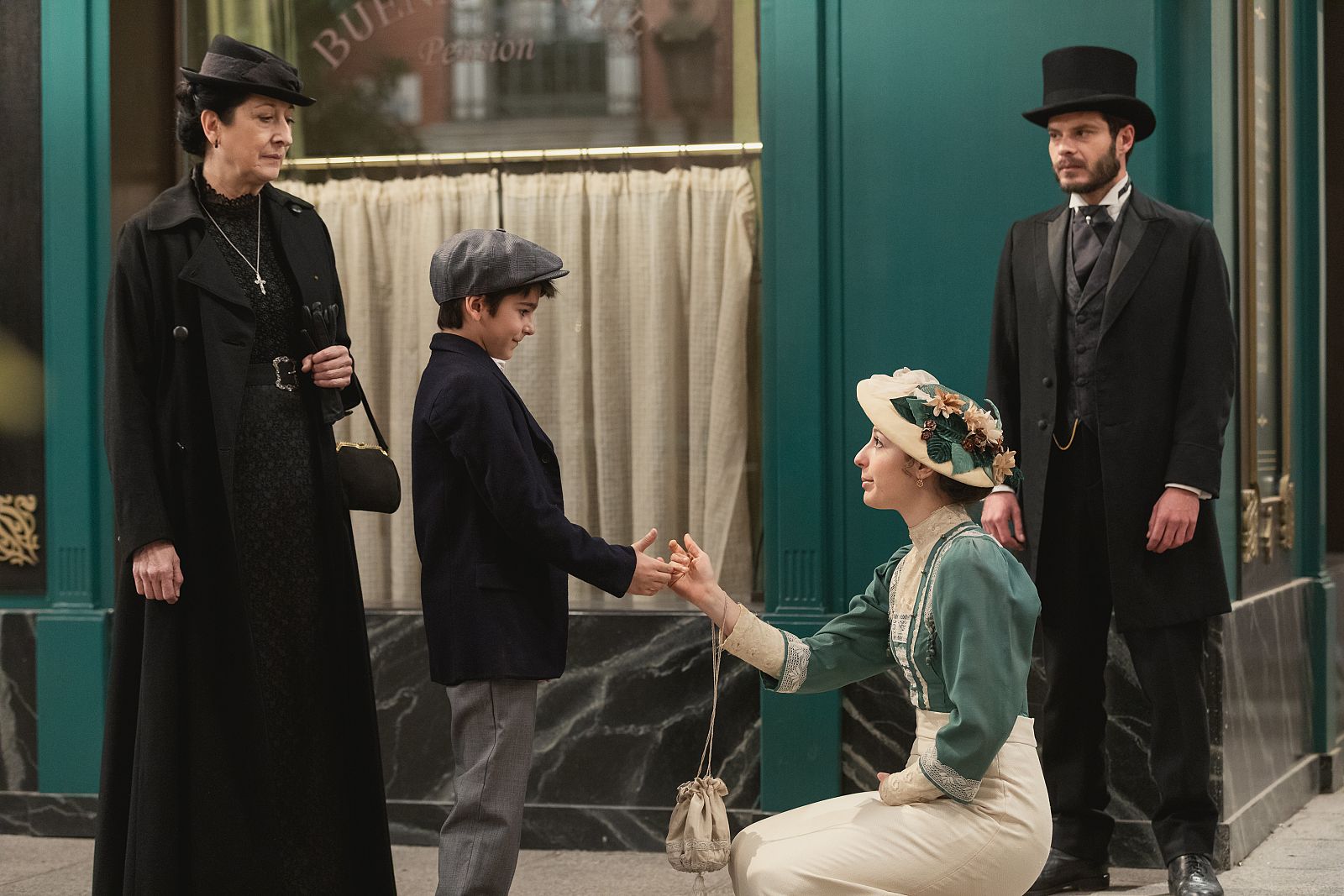 Lucía y su marido pasean con su hijo.