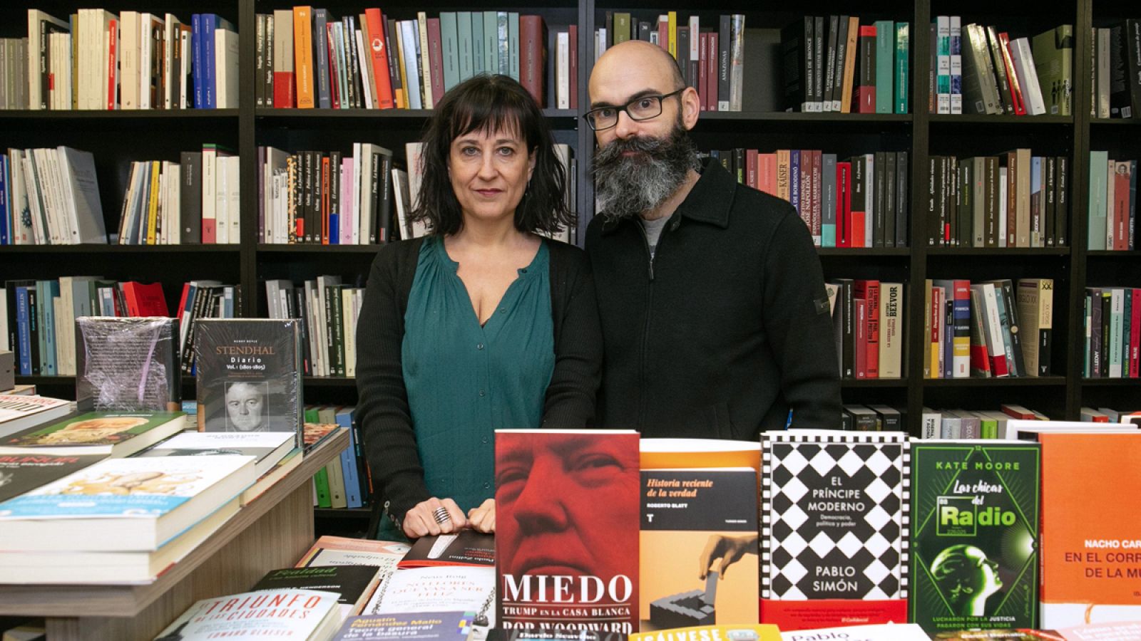 Eva Cosculluela y Félix González, dueños de la librería zaragozana de referencia Los portadores de sueños que acaba de echar el cierre