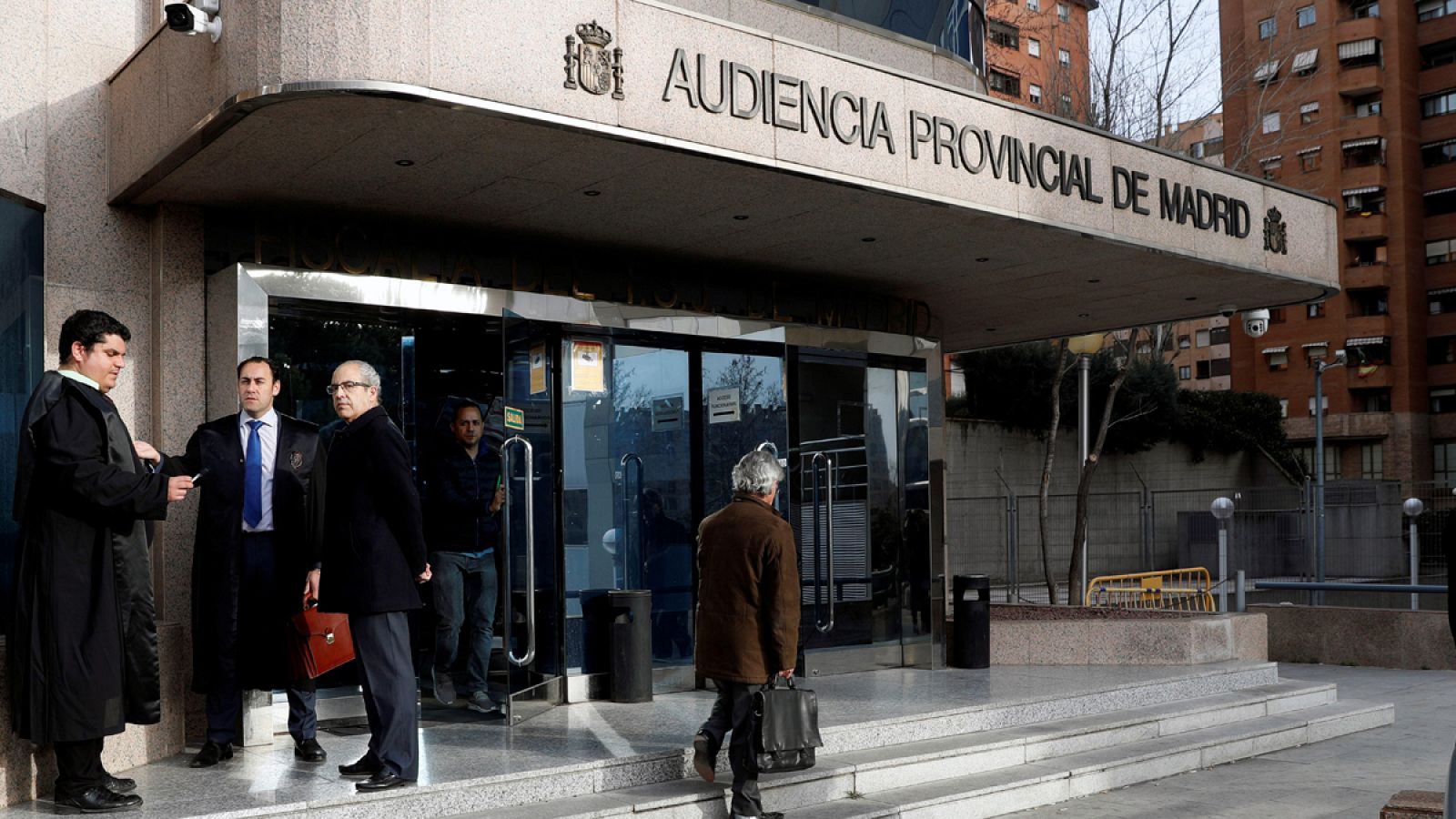 El abogado de los acusados Ramón González Bosch (d) a su llegada a la Audiencia Provincial.