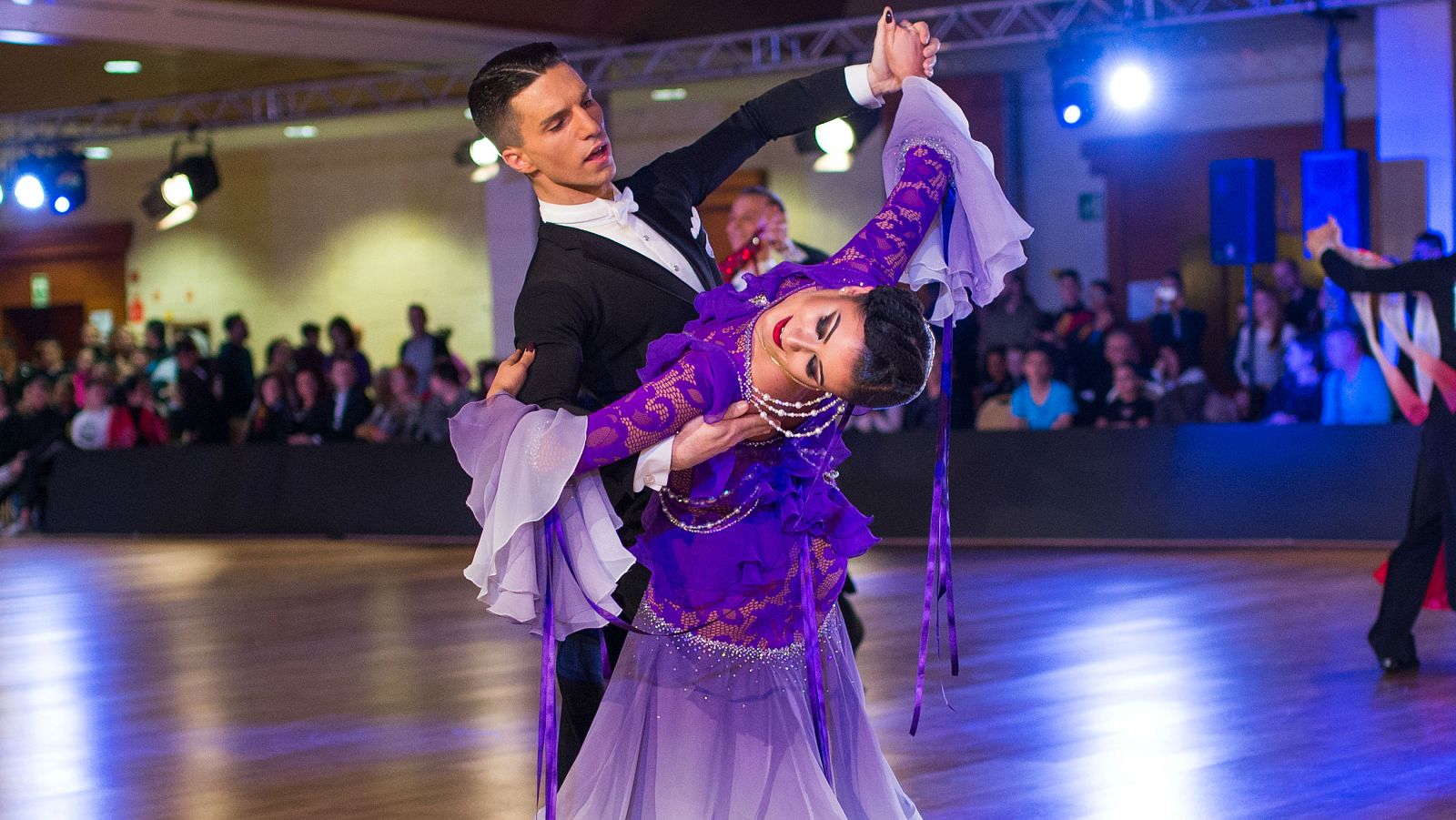 Una pareja ejecuta su coreografía de baile standard