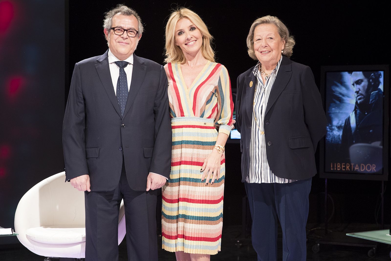 Enriqueta Vila y Manuel Lucena junto a Cayetana Guillén Cuervo en 'Versión Española'