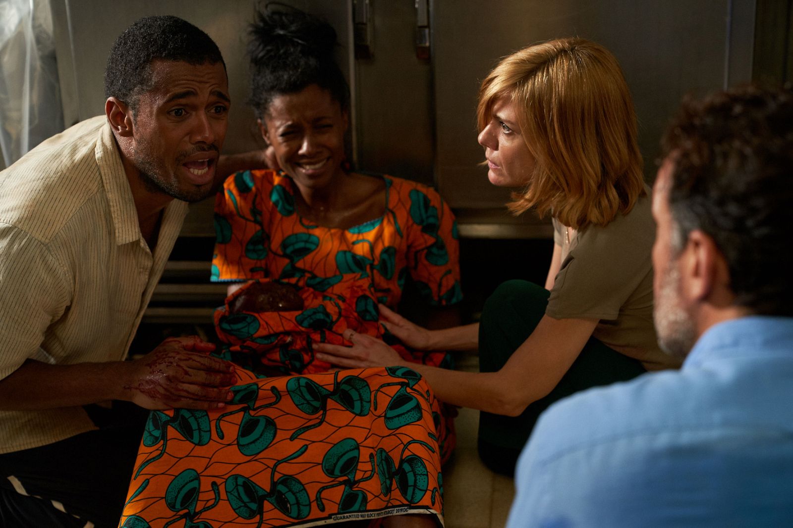 Paula y Héctor asisten a la joven, de parto