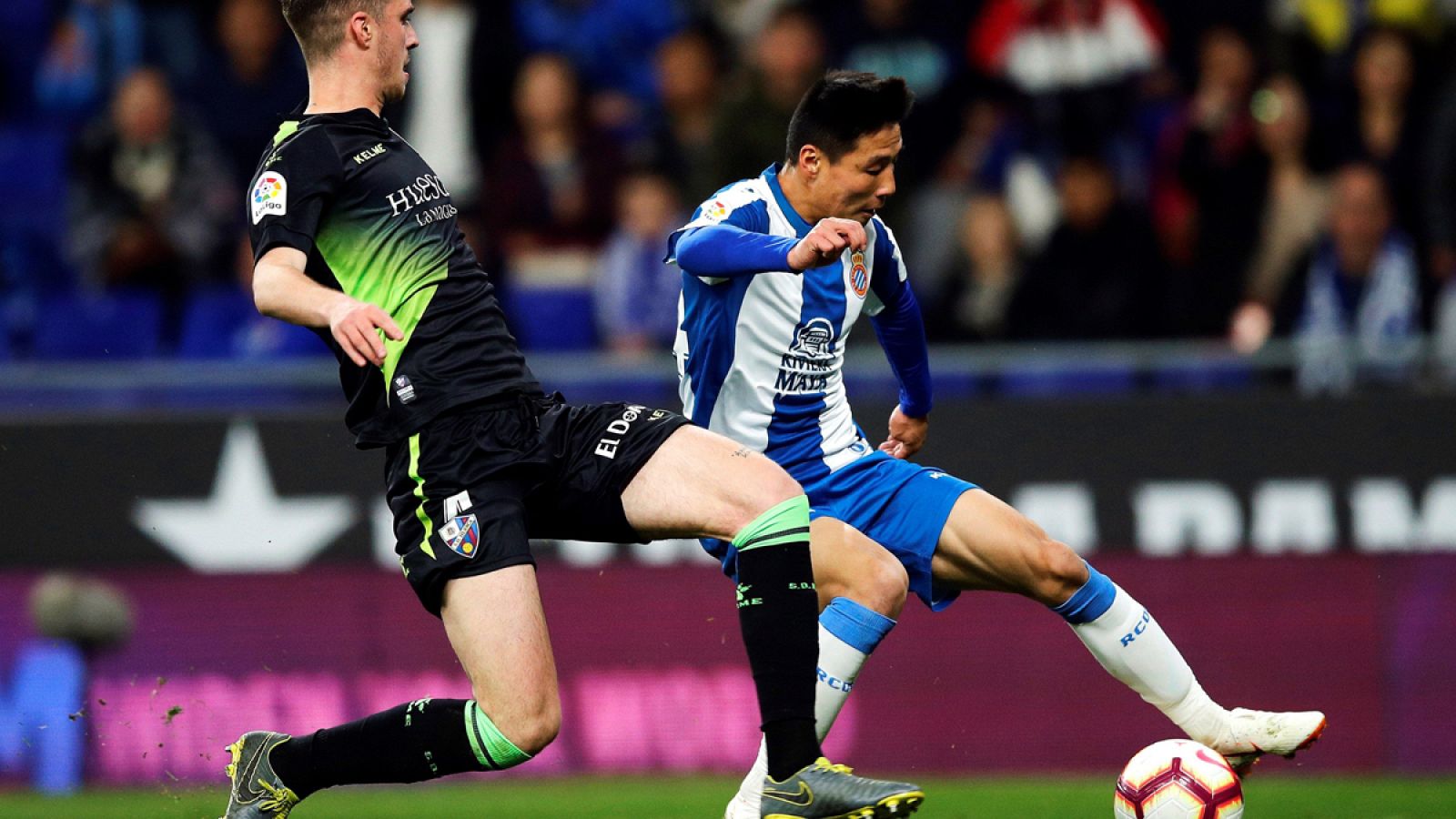 Wu Lei trata de dejar atrás a Jorge Pulido