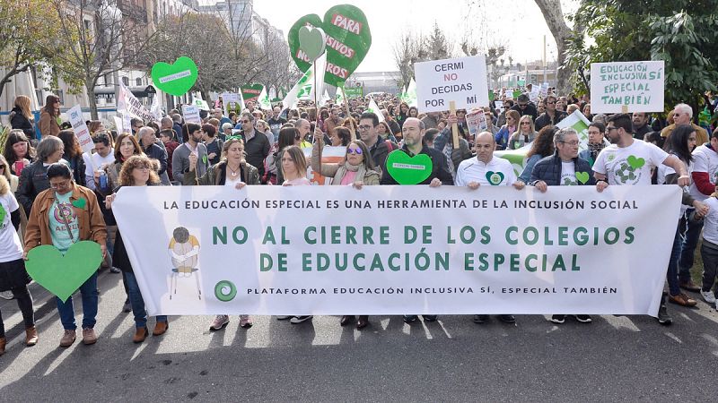 Miles de personas reclaman en Valladolid que no se cierren los colegios de educación especial