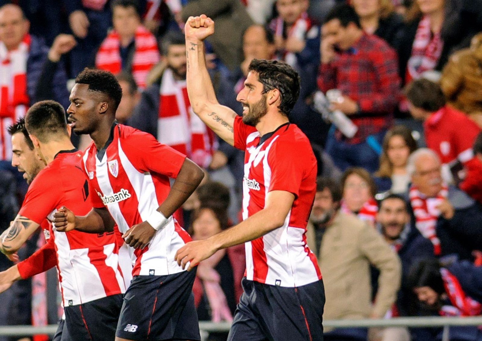 El centrocampista del Athletic, Raúl García (d), celebra el gol del equipo bilbaino.