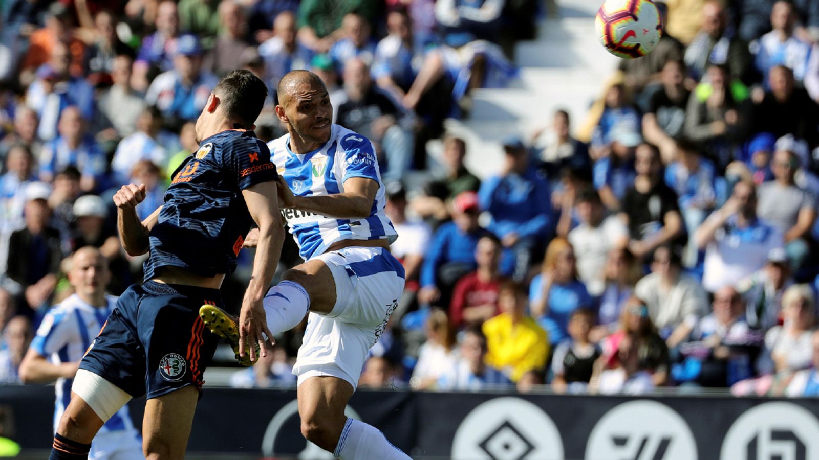 Piccini y Brathwaite disputan un balón aéreo