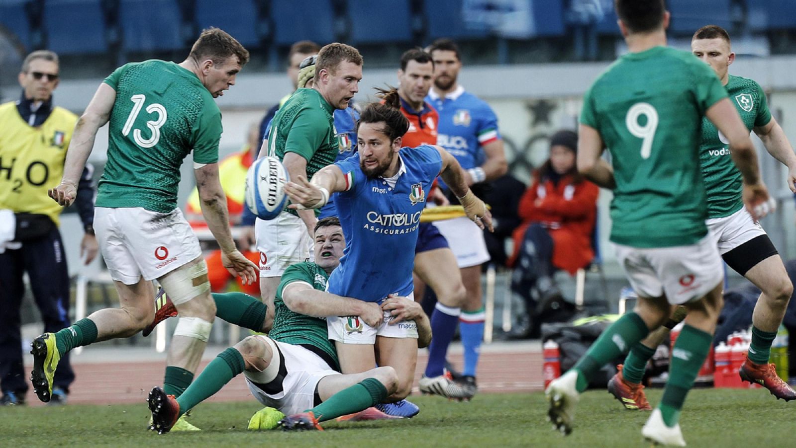 Campagnaro, rodeado de jugadores irlandeses