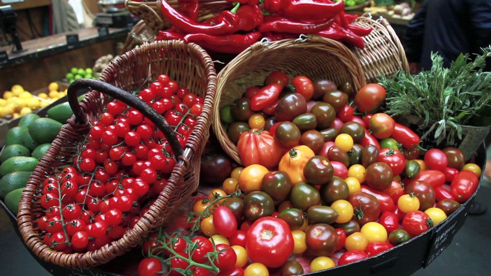 Cestos con tomates y verduras