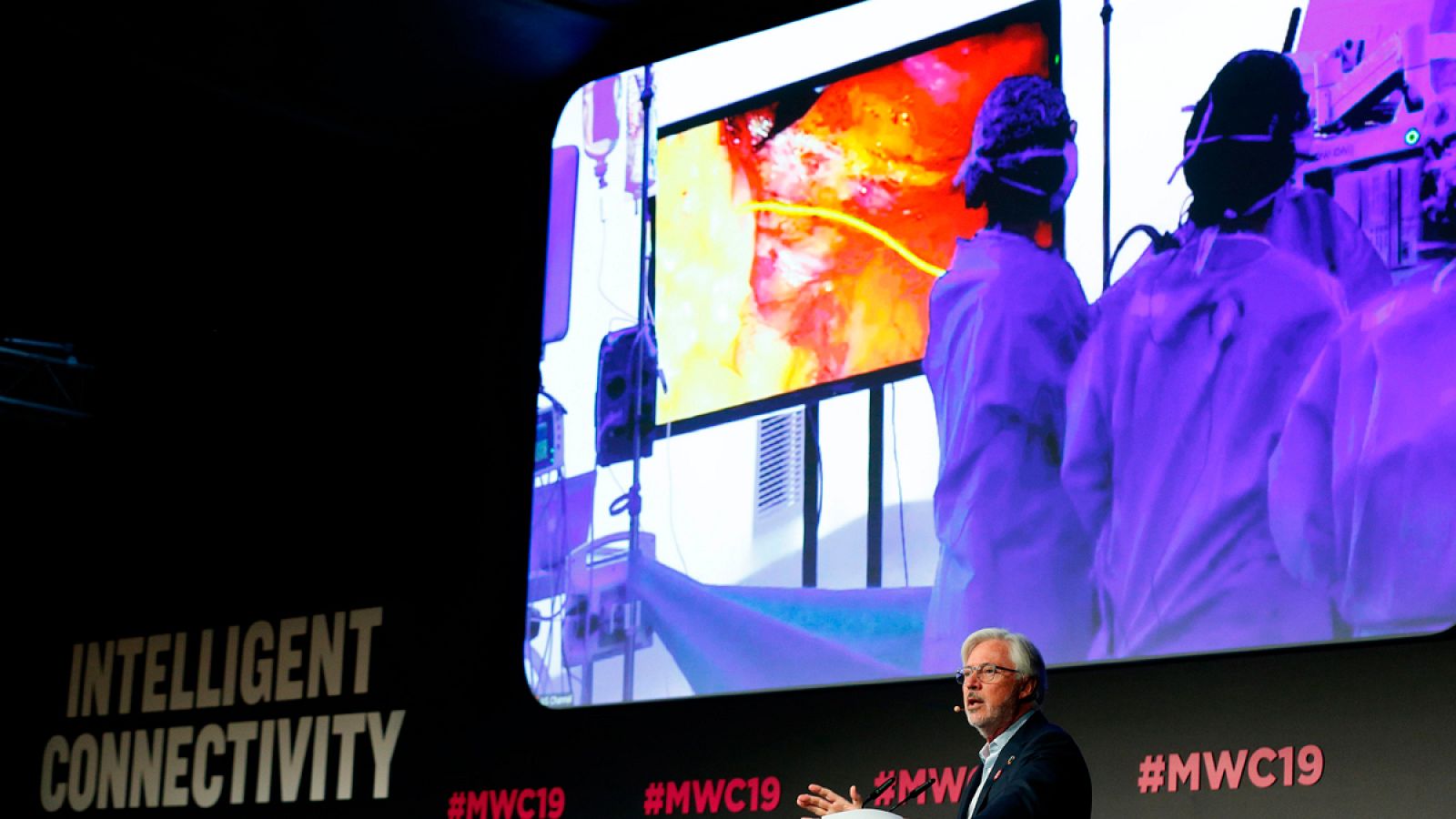 El doctor Antonio de Lacy, en la parte inferior de la imagen, supervisa la operación a distancia, desde el MWC.