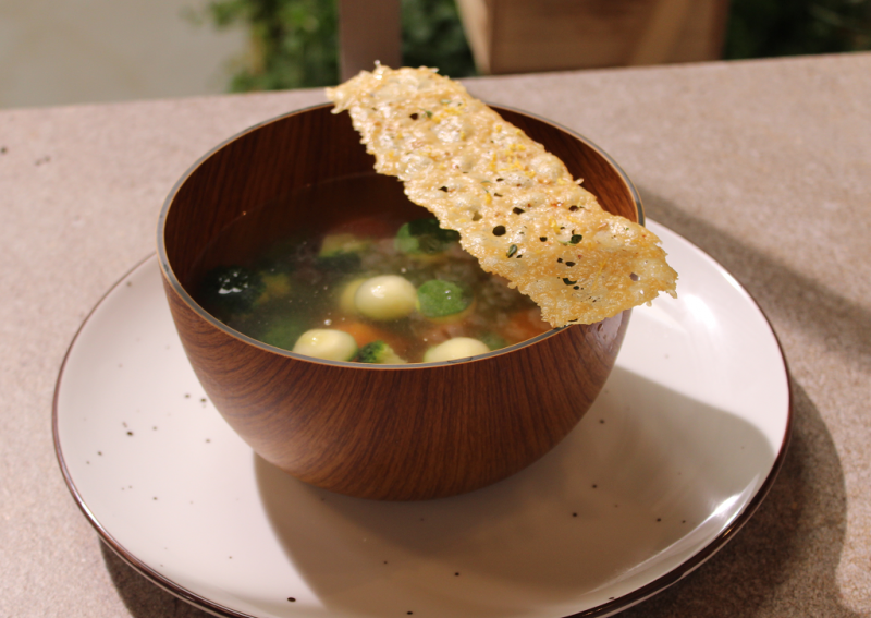 Receta de "sopa de verduras con tejas de parmesano" de Dani Garca