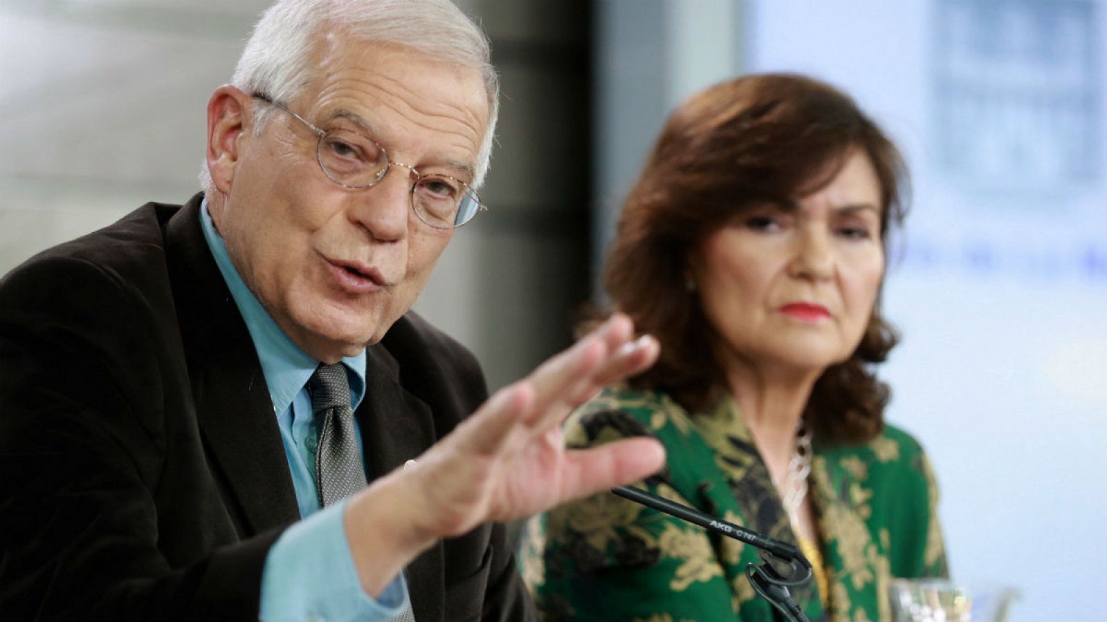 Josep Borrel y Carmen Calvo, tras el Consejo de Ministros