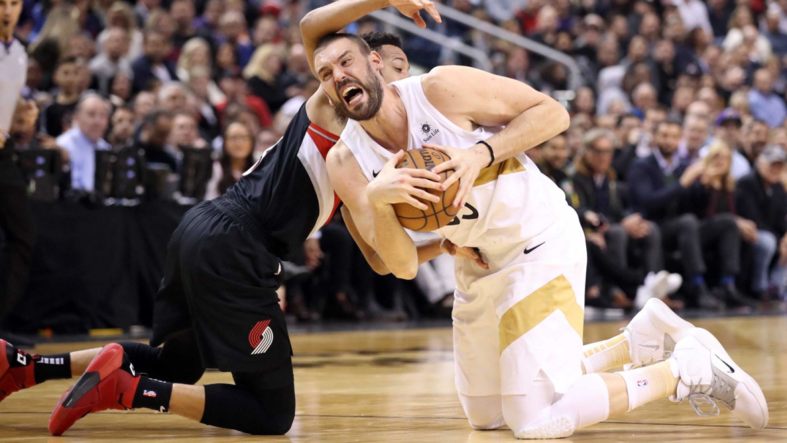 Marc Gasol pelea un balón con CJ McCollum