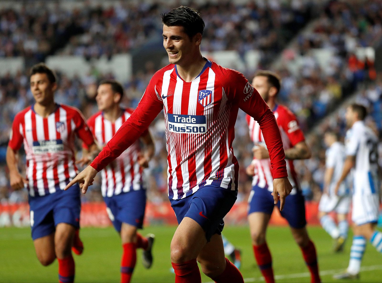 El delantero del Atlético de Madrid Álvaro Morata celebra su segundo gol y segundo del equipo rojiblanco ante la Real Sociedad.