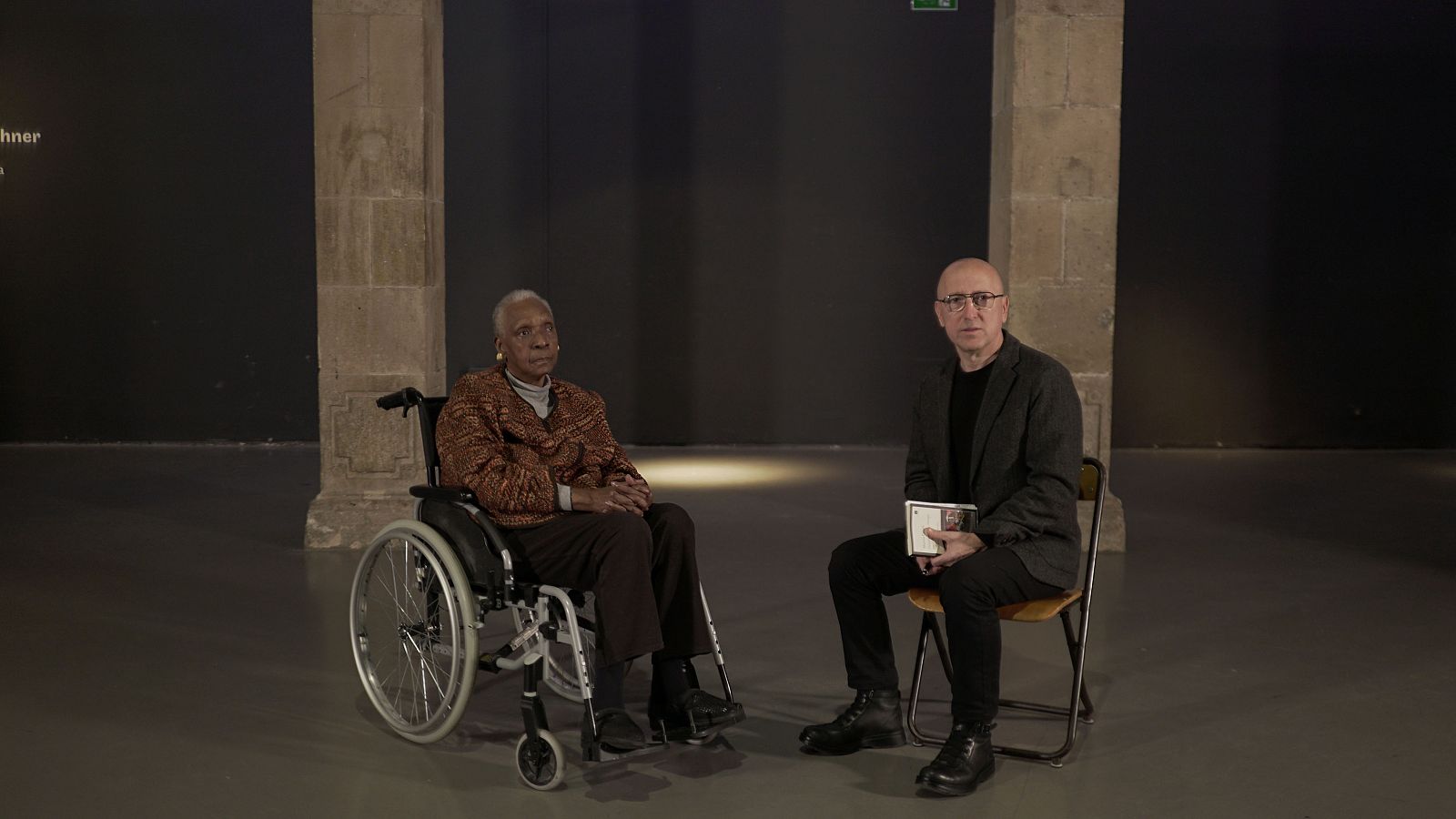 Maryse Condé con Óscar López durante la entrevista