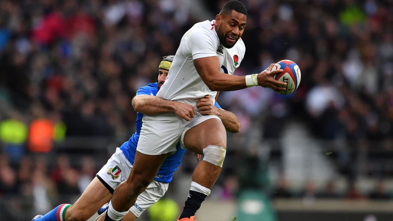 Angelo Esposito (i) trata de blocar a Joe Cokanasiga (d)