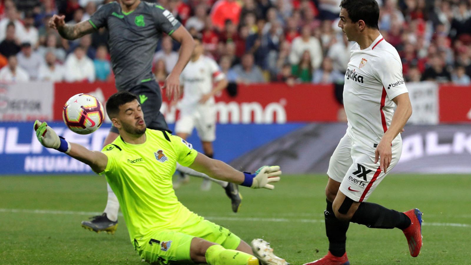 Ben Yedder intenta superar de vaselina a Rulli