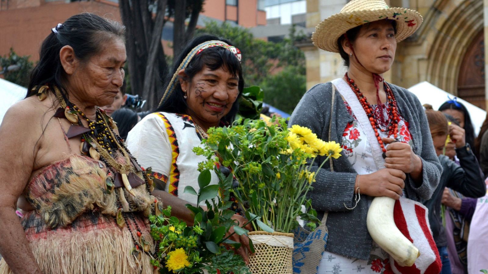 Tres mujeres indígenas participan en un ritual de conmemoración al Día Internacional de la Mujer en Bogotá