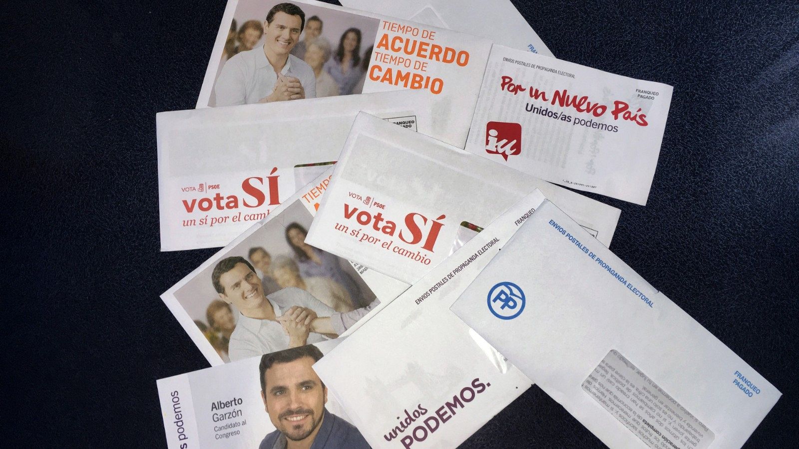 Sobres de envío postal electoral utilizados en las pasadas elecciones generales