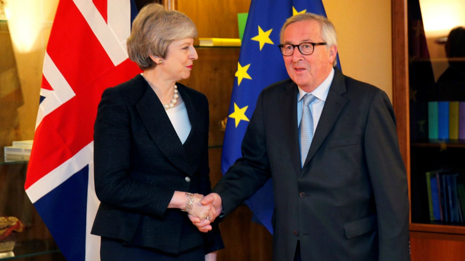 Theresa May y Jean-Claude Juncker, este lunes en Estrasburgo.