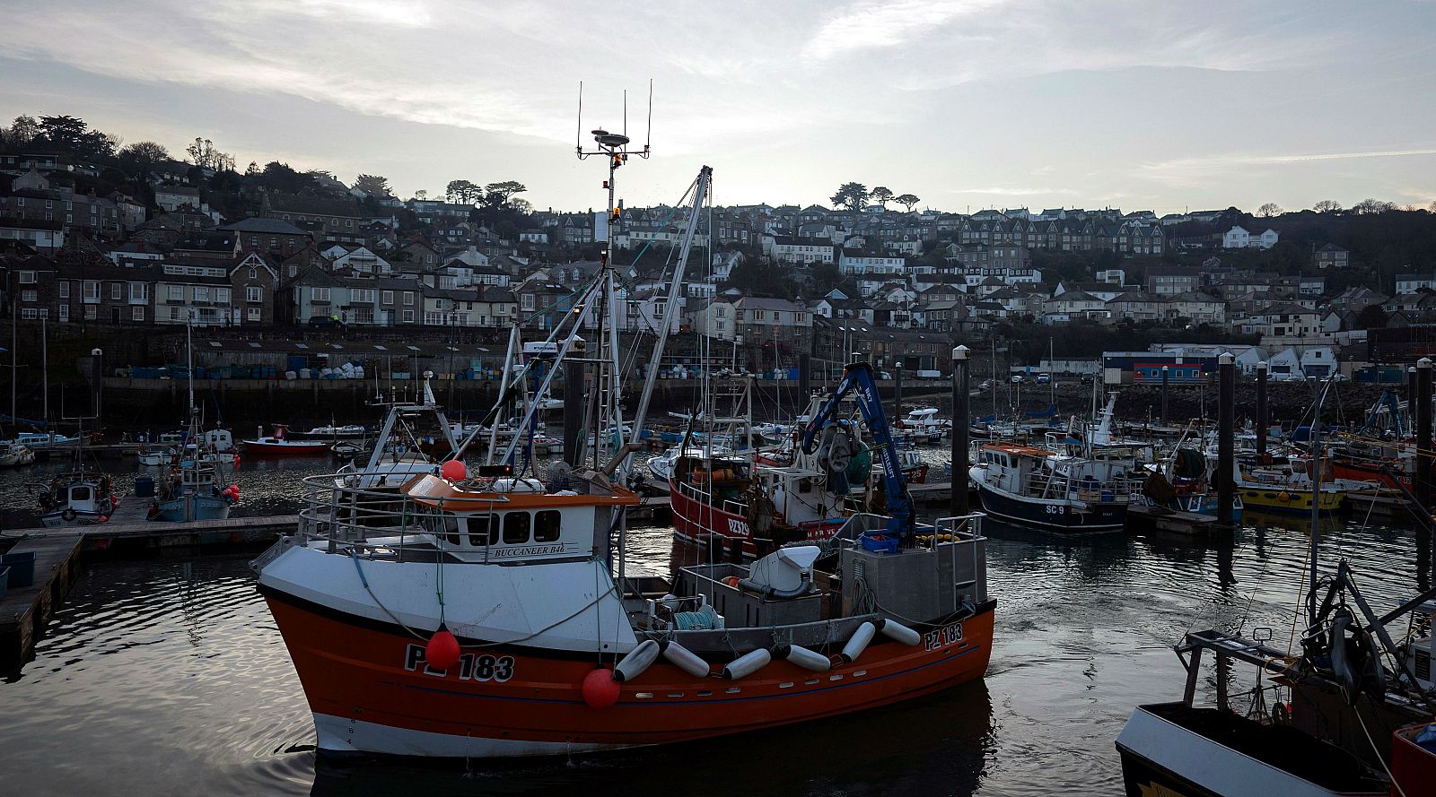 Un barco pesquero atraca en el puerto de Newlyn (Reino Unido)