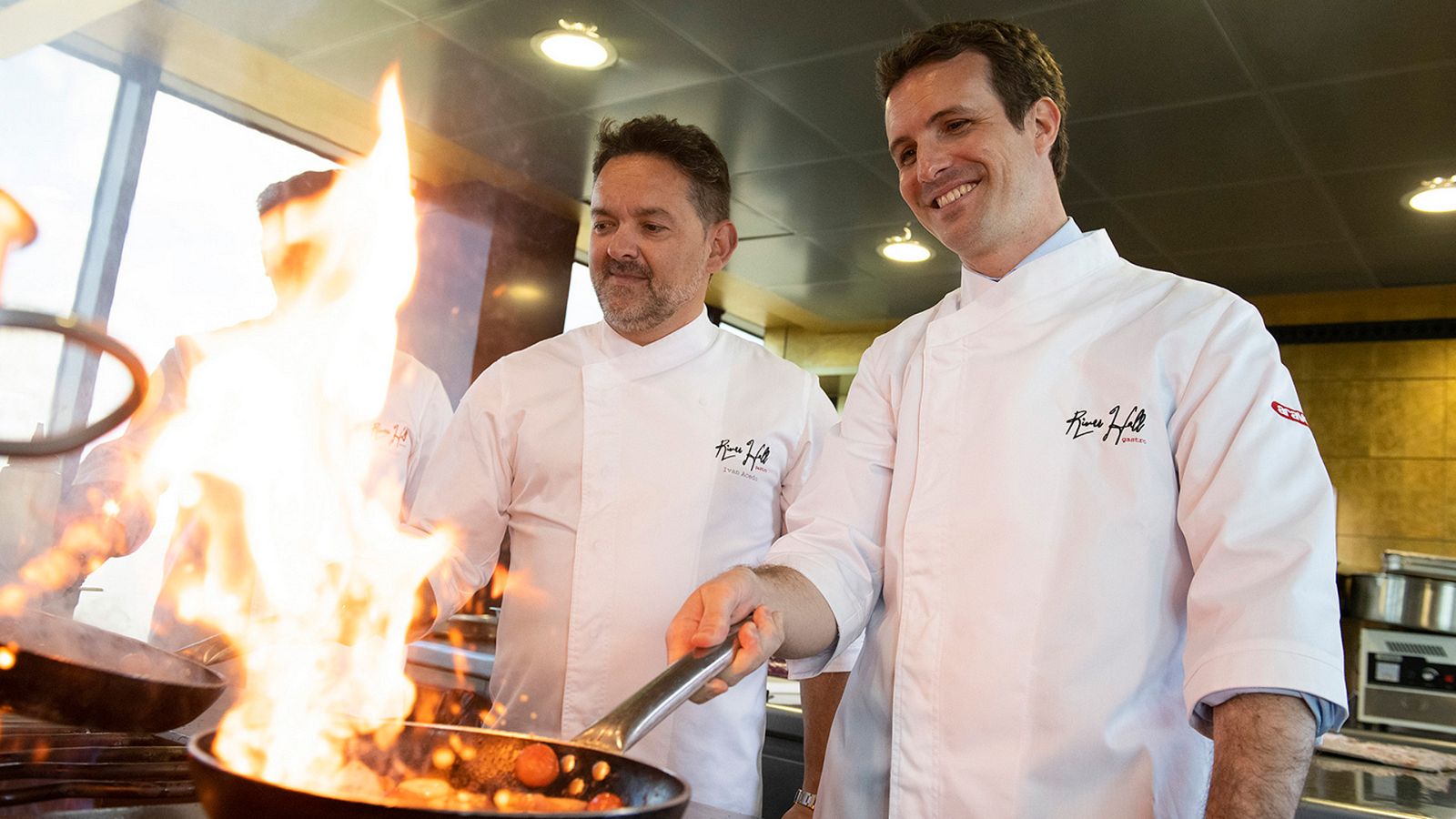 Pablo Casado cocina junto al chef Iván Acedo en el resturante Aura, en Zaragoza.