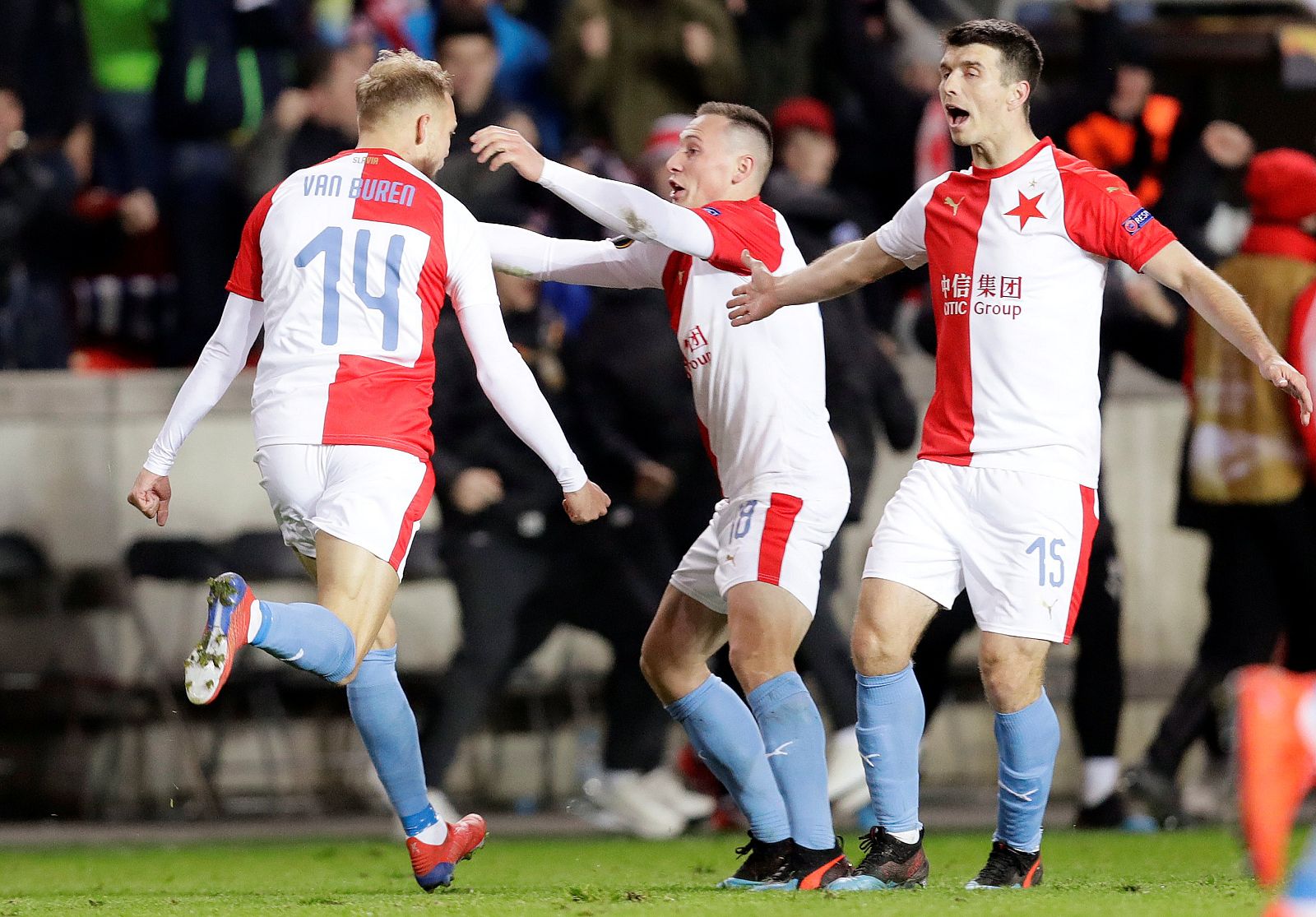 Los jugadores del Slavia de Praga celebran su victoria frente al Sevilla.