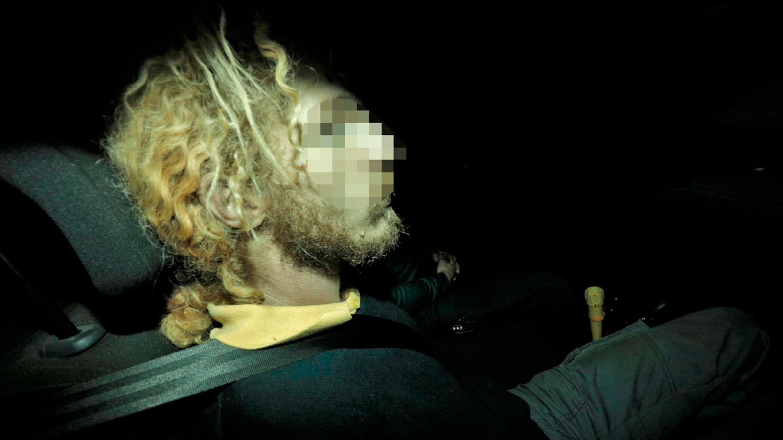 El padre de los dos niños hallados muertos en Godella sale de los juzgados de Paterna