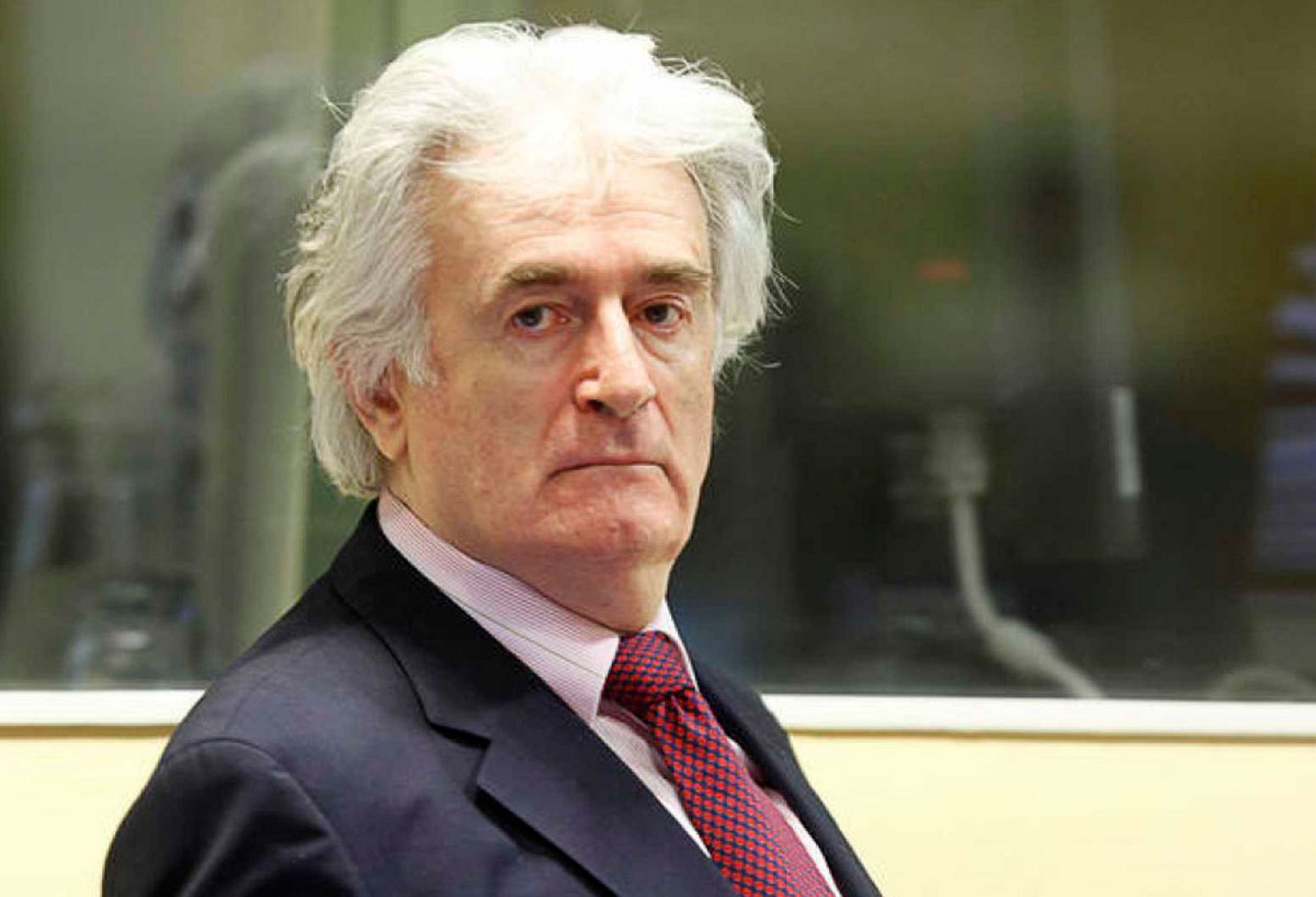 Imagen de archivo del exlíder serbobosnio Radovan Karadzic en La Haya (Holanda).