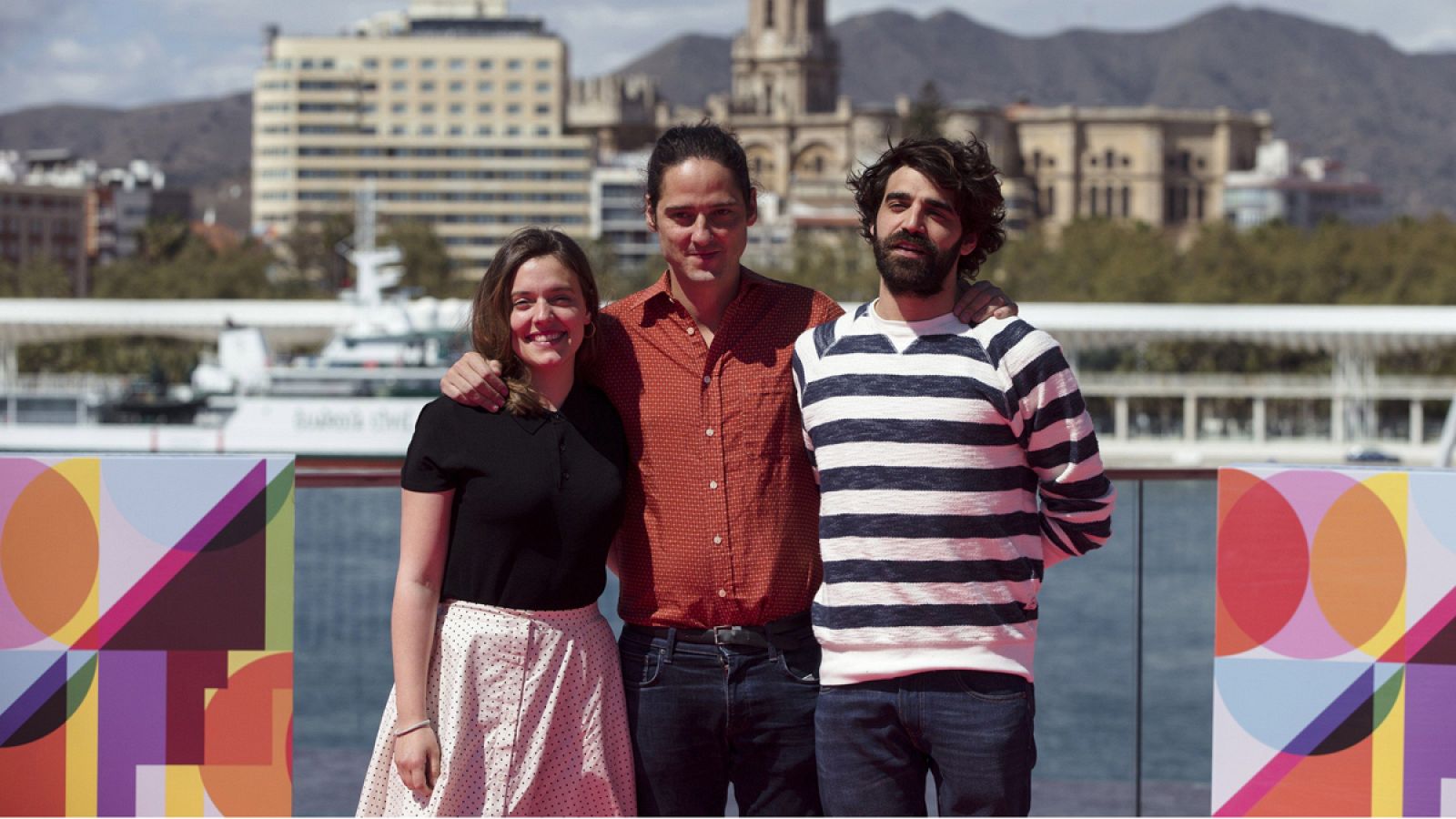 El director Carlos Marques-Marcet (c) posa con los actores, David Verdaguer y María Rodríguez en Málaga