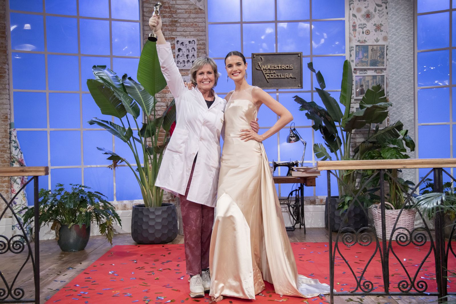 Rosa, ganadora de 'Maestros de la costura 2' con la modelo Blanca Padilla