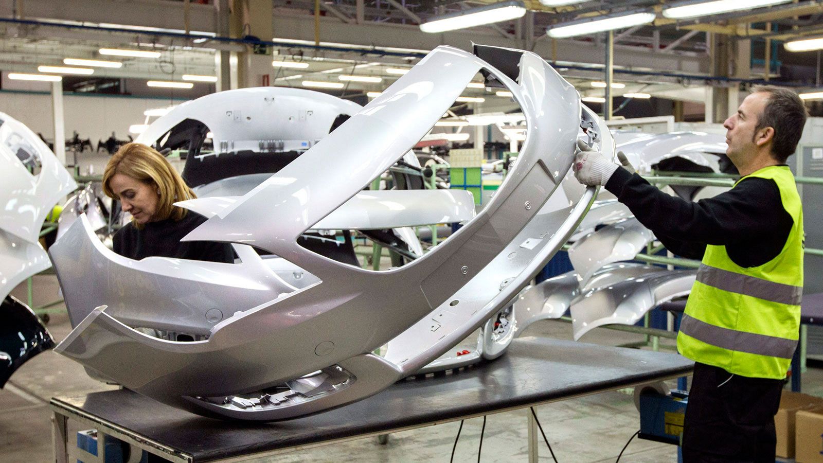 Imagen de archivo de dos trabajadores de la industria del automóvil