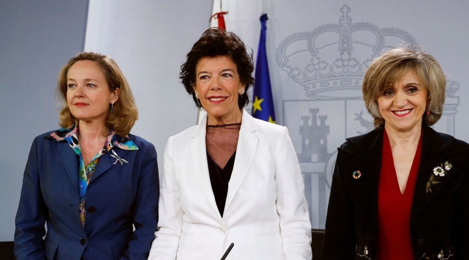 La portavoz del Gobierno Isabel Celaá (c) con las ministras de Economía (i) y la de Sanidad (d) tras el Consejo de Ministros