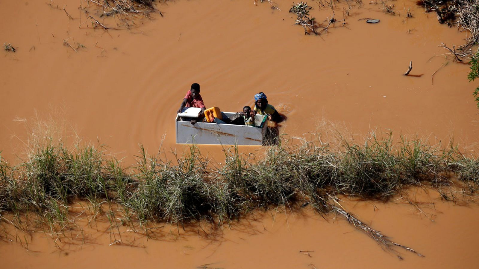 Un niño es salvado del ciclón Idai, en Mozambique, en un improvisado barco