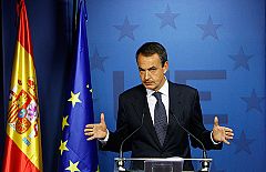 Sarkozy cede a España una de sus dos sillas en la cumbre, pero Zapatero esperará la decisión de Bush