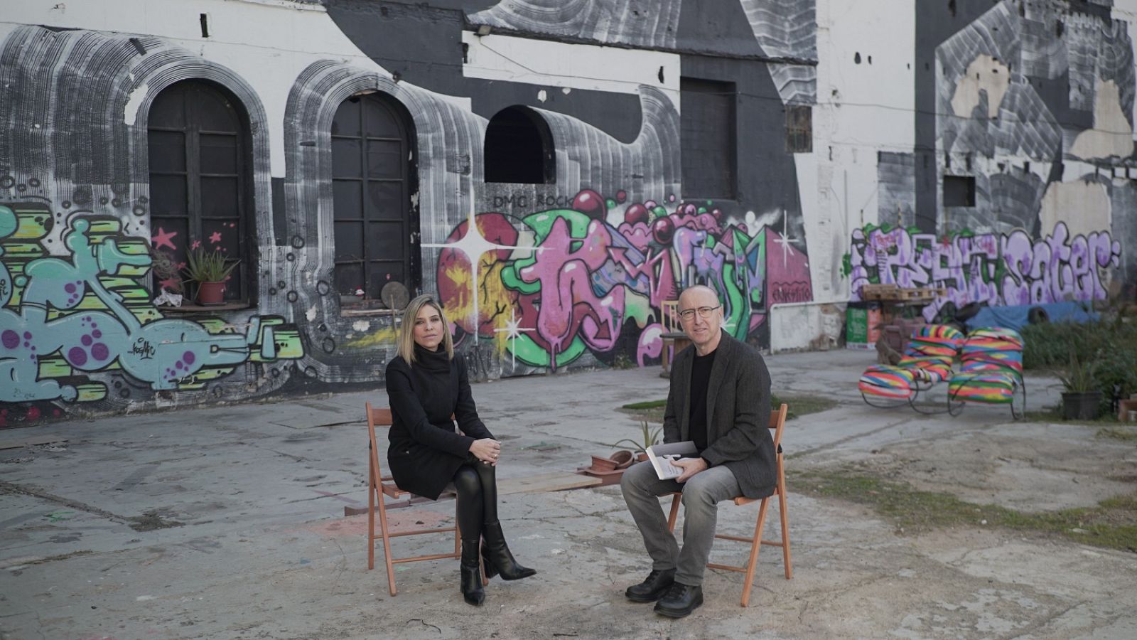 Karina Sainz Borgo con Óscar López durante la entrevista