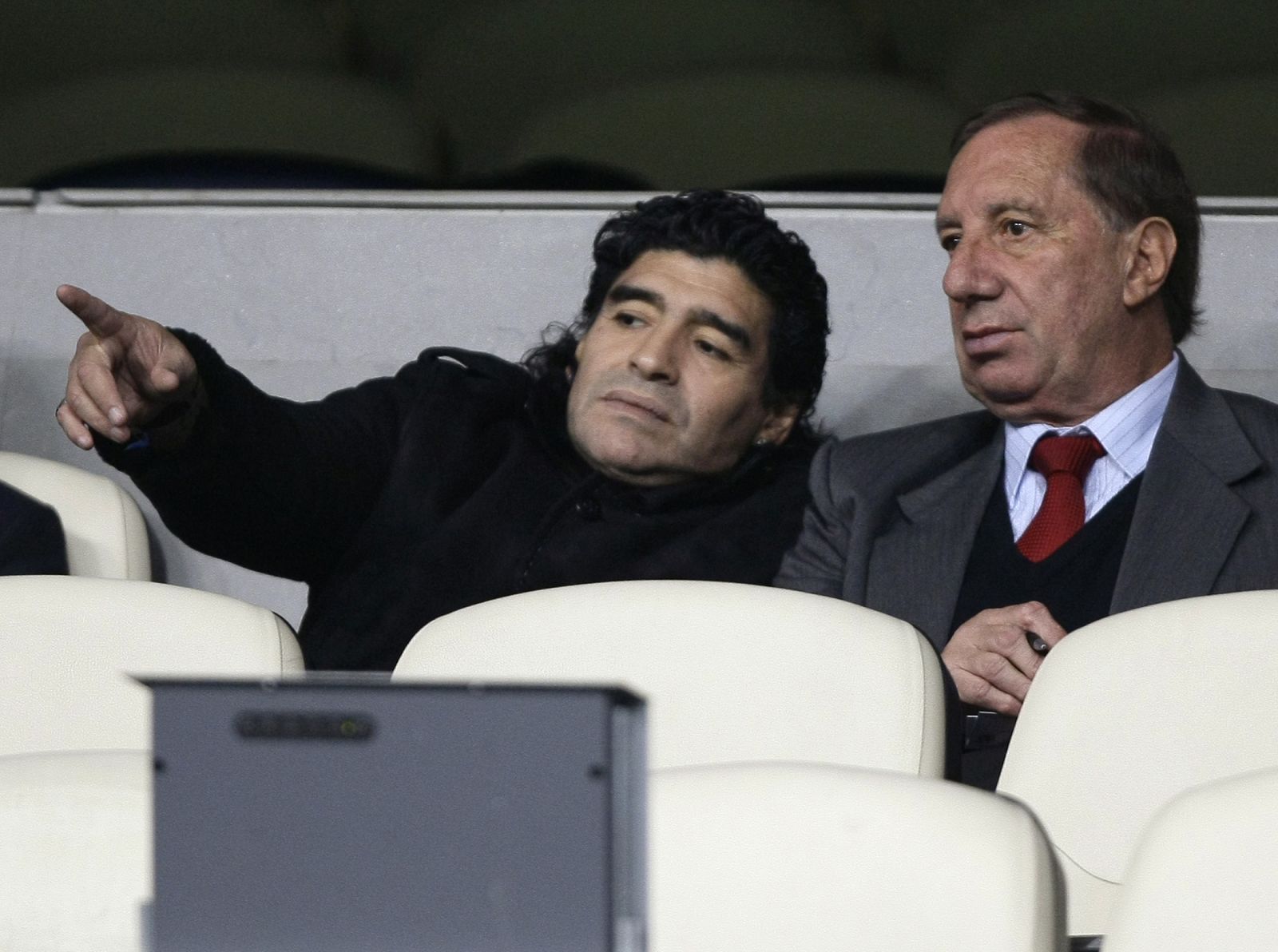 Maradona, en el palco del Bernabéu con Bilardo