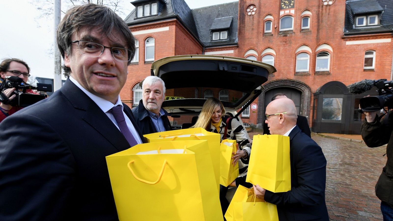 Carles Puigdemont a la entrada de la cárcel de Neumünster, en el aniversario de su detención